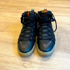 Men’s | gently worn Nike KD VII Lifestyle
Black Metallic Gold sneakers | Size 11